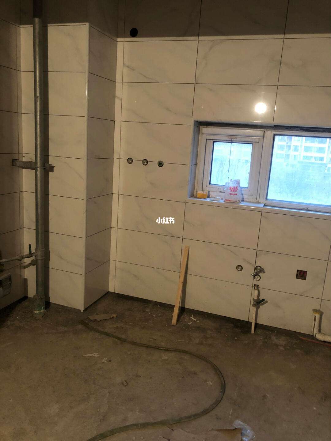 厨房墙砖掉了几块怎么补救图片(厨房墙砖掉了几块怎么补救图片视频)