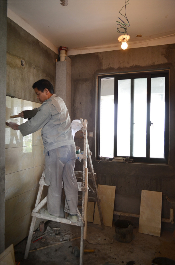 贴瓷砖的师傅叫什么工种(贴砖师傅一般包括做哪些工作)