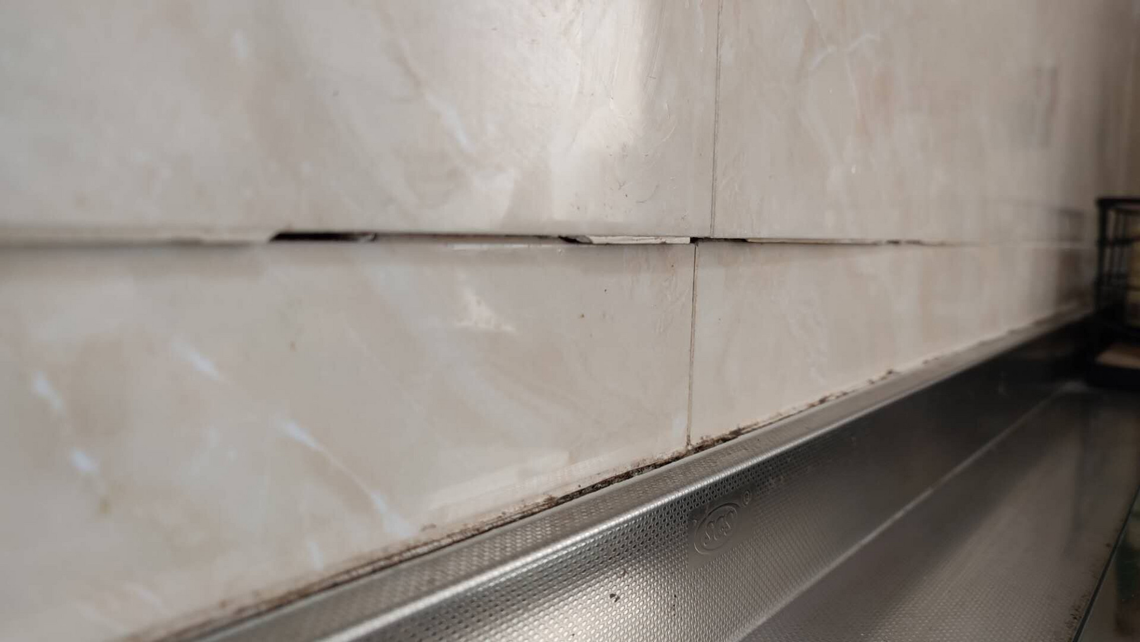 空鼓墙砖能打钉加固吗(墙砖空鼓可以用钉子固定吗)