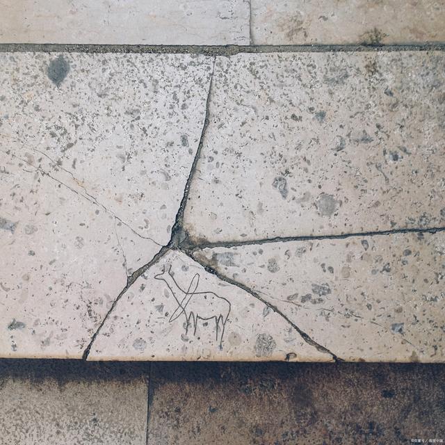 瓷砖烂了一小块怎么处理(瓷砖烂掉了小块,怎么修补)