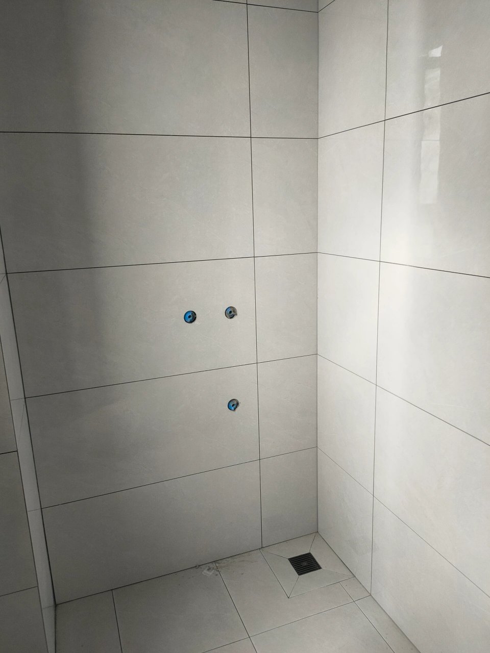 卫生间墙砖掉了几块怎么补救好(卫生间墙砖掉了几块怎么补救好呢)